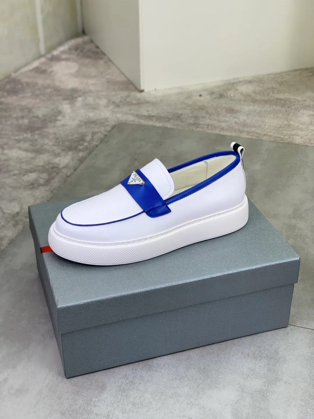 Men's Men's Shoes 💰P560 💰【New Style】 The latest model of high-quality PRADA classic men's shoes has been launched on the official website in 1:1 copy, synchronized in Hong Kong and on the same catwalk; all made of calfskin➕imported cowhide lining, 🍡🍡original rubber outsole, non-slip and wear-resistant; comfortable on the feet, attractive style, fine workmanship, and simple and neat shoe lasts, showing the courage and toughness of men, 👍sizes 38 to 44 (45 can be customized) black and white Blue color🉑️choose